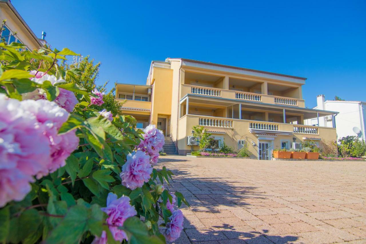Apartments City Center Dekanic 크르크 외부 사진